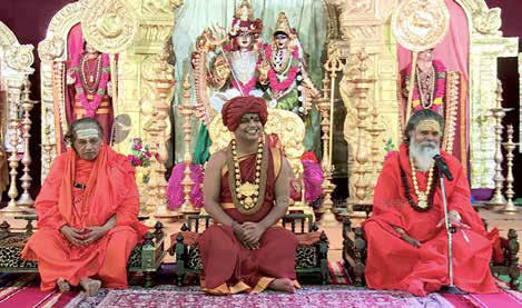 2015 The SPH with Sri Narendragiri Maharaj (right) and Sri Shantaveera Mahaswami (left) the head of Kolada Mutt