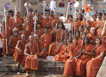 Blessed disciples receive the initiation into the lifestyle of sanyas from the incarnation of Paramaśiva, The SPH5