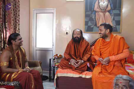 In a jovial meeting with Swami Atmanandaji, Mahāmandaleśvar of Mahānirvaṇi Akhāḍā and Swami Arjun Puri Ji Mahāmandaleśvar of Juna Akhāḍā