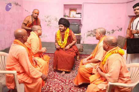 Saints of the Mahānirvaṇi Akhāḍā eager to have the personal audience of The SPH after a grand gathering at the Mahānirvaṇi Akhāḍā headquarters
