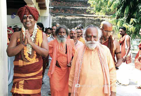 The SPH with Śri Ravindragiriji, current President of the Akhil Bharatiya Akhāḍā Parishad and Secretary of the Mahānirvaṇi Akhāḍā
